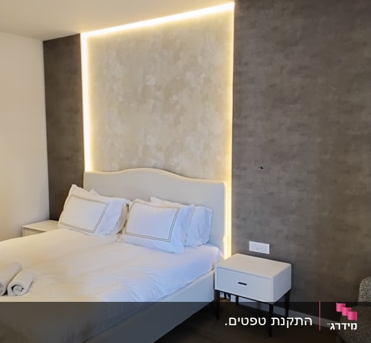 קיר עם טפט דקורטיבי בחדר שינה מודרני